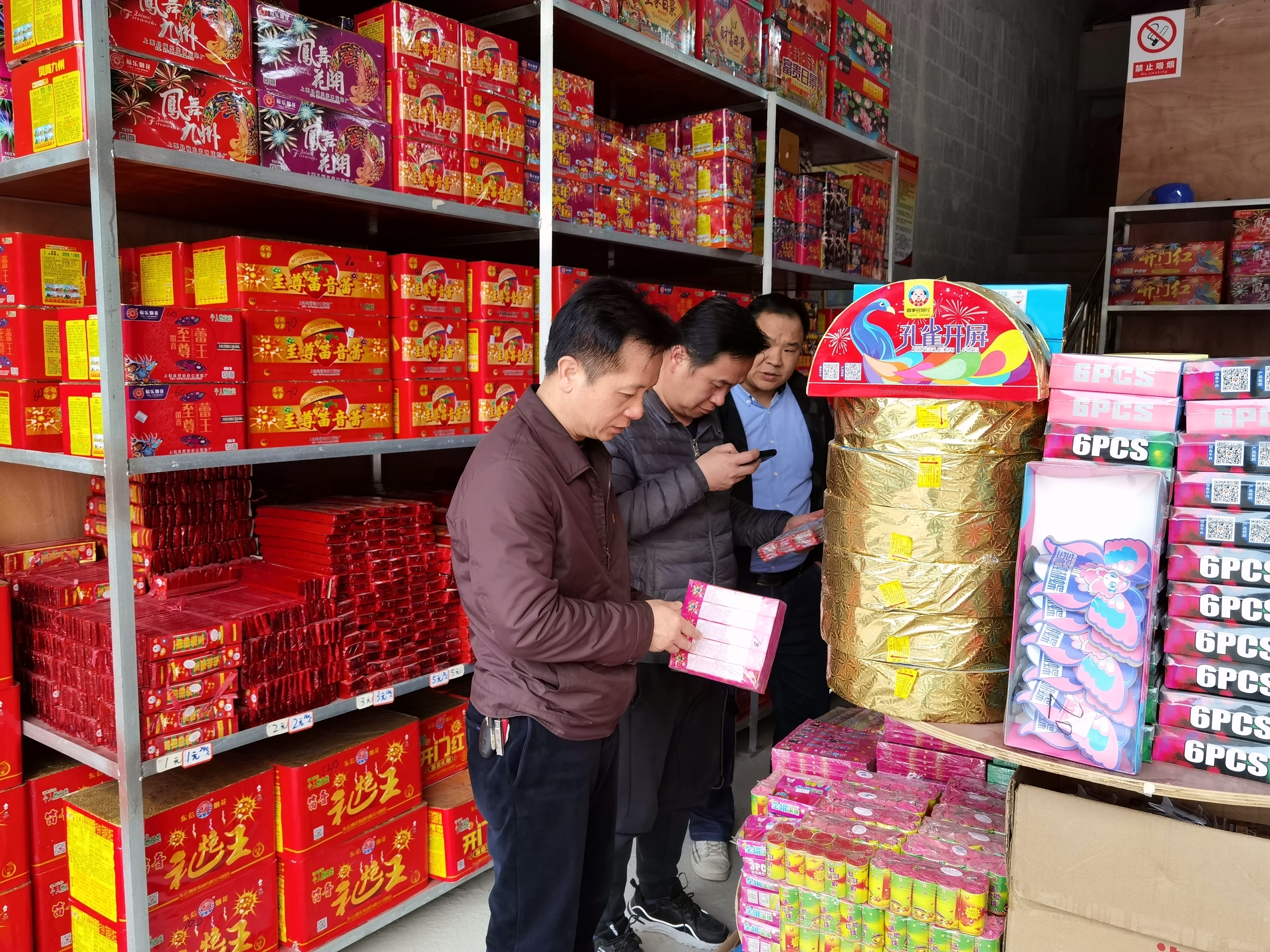 执法人员检查大化县威龙烟花爆竹经营部.jpg