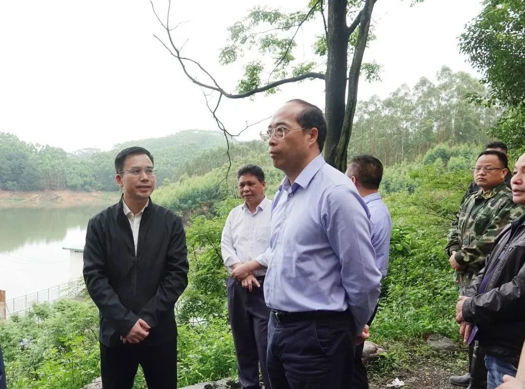 张惠强在黎塘镇三叉水库调研防汛工作.jpg